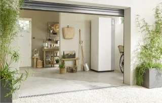 Pompe à chaleur installée dans un garage pour chauffage et production d'eau chaude